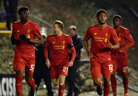 曼联4-1击败狼队，升至英超第六；米兰3-2战胜都灵，登顶积分榜。