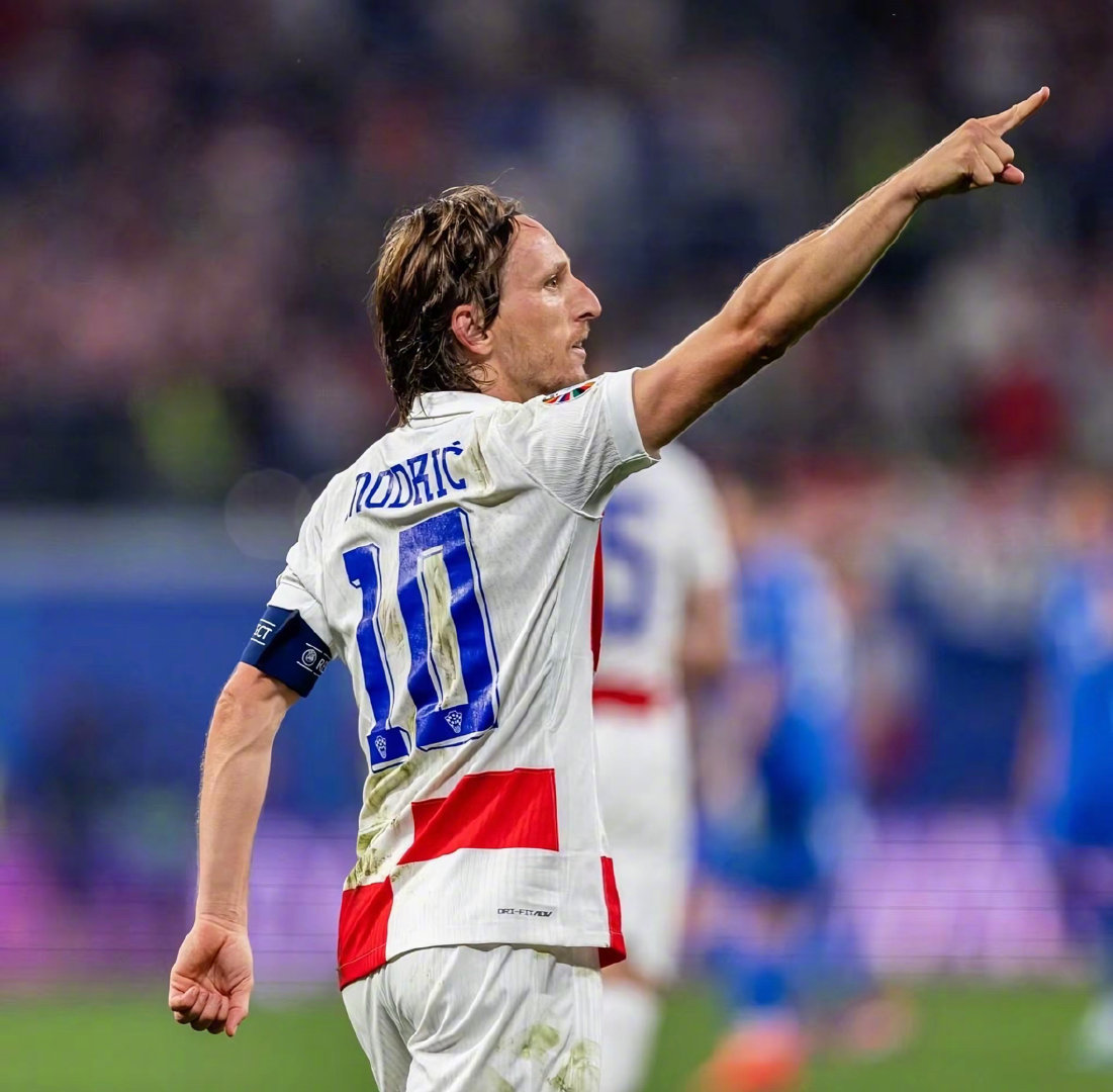 格策：梅西是我的偶像！给穆勒的建议是赛前别放狠话！