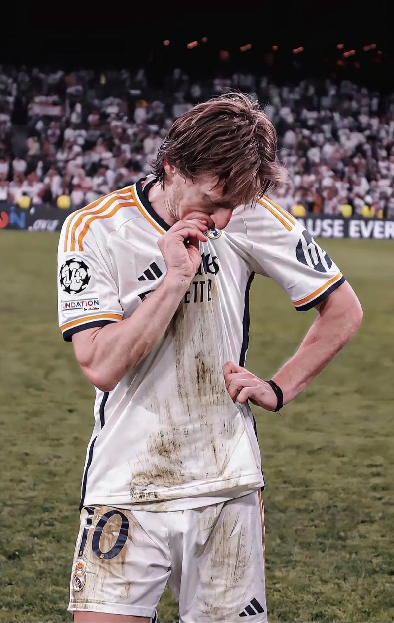 西媒：阿诺德和卡马文加今天接受检查，二人伤情都令人担忧